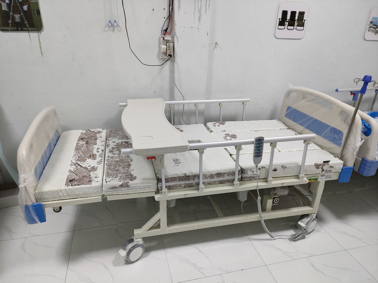 Giá giường bệnh nhân cho người già dùng bằng điều khiển điện bao nhiêu?