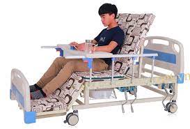 Những lưu ý cần biết khi mua giường bệnh nhân y tế cho người già?