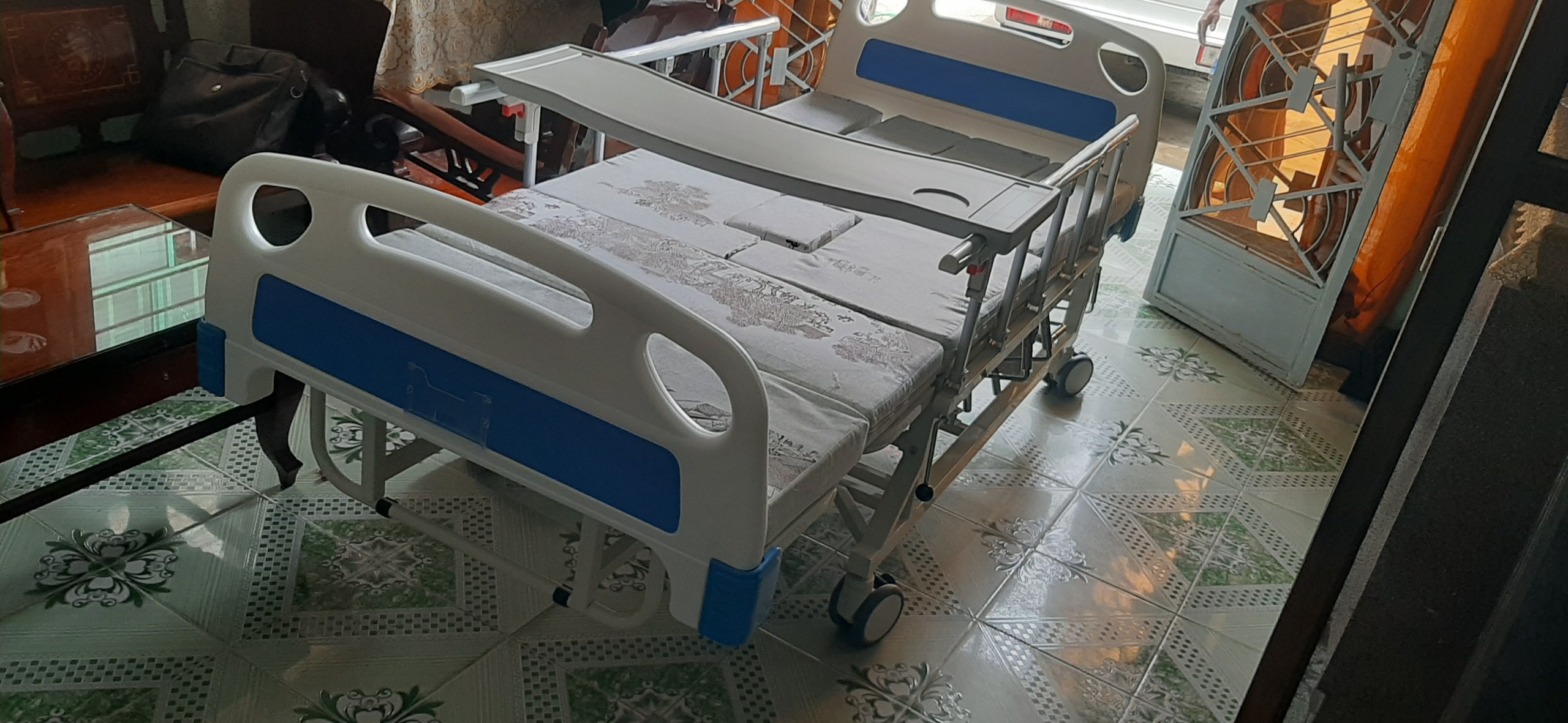 Giường cho người già