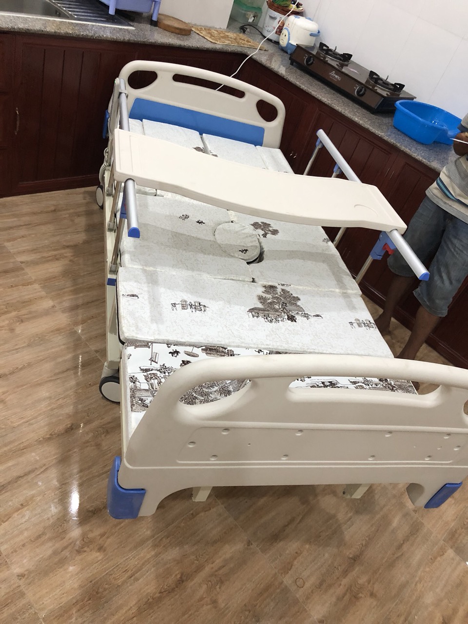 Giường y tế cho người gi&agrave;