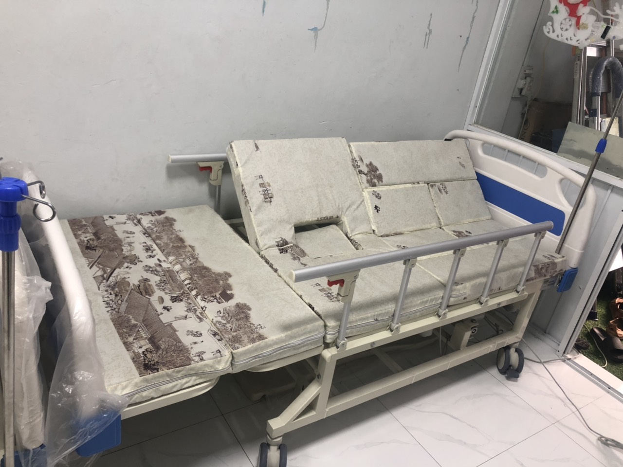 Giường bệnh lucass cho người già